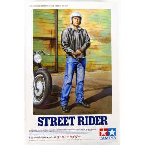 1/12 Street Rider, фигура мотоциклиста стоит рядом с мотоциклом