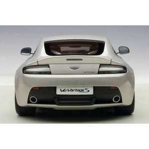 1/18 Aston Martin V12 Vantage S 2015 (meteorite silver) серебристый