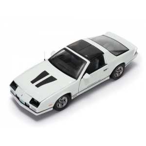 1/18 Chevrolet Camaro IROC-Z 1985 белый