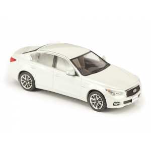 1/43 Nissan Skyline 350GT Hybrid V37 белый перламутр