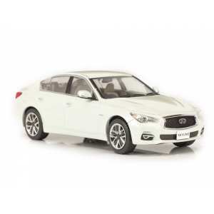 1/43 Nissan Skyline 350GT Hybrid V37 белый перламутр