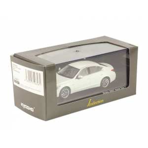 1/43 Nissan Skyline 350GT Hybrid V37 белый перламутр