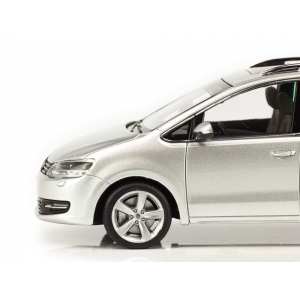 1/43 Volkswagen Sharan II 2010 серебристый