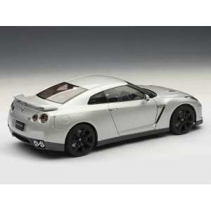 1/18 Nissan GT-R (R35) with Nissan optional matt black wheels (ULTIMATE METAL SILVER)