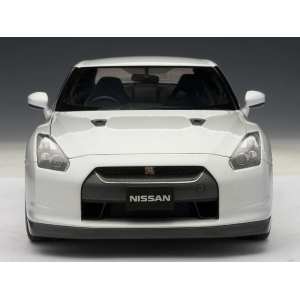 1/18 Nissan GT-R (R35) with Nissan optional matt black wheels (ULTIMATE METAL SILVER)