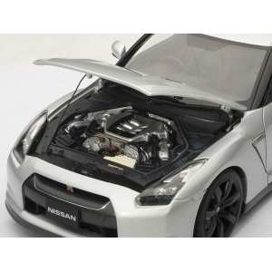 1/18 Nissan GT-R (R35) with Nissan optional matt black wheels (ULTIMATE METAL SILVER)