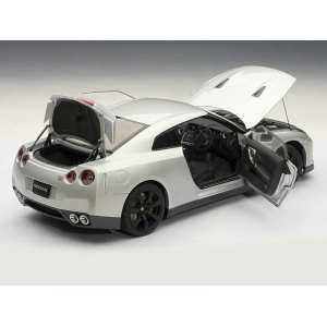 1/18 Nissan GT-R (R35) with Nissan optional matt black wheels (ULTIMATE METAL SILVER)