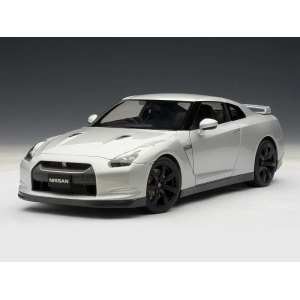 1/18 Nissan GT-R (R35) with Nissan optional matt black wheels (ULTIMATE METAL SILVER)