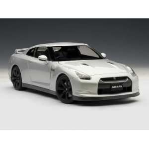 1/18 Nissan GT-R (R35) with Nissan optional matt black wheels (ULTIMATE METAL SILVER)