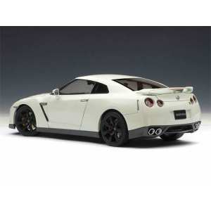 1/18 Nissan GT-R (R35) with Nissan optional matt black wheels (PEARL WHITE)