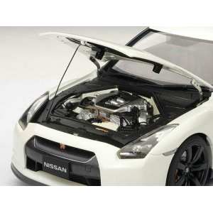 1/18 Nissan GT-R (R35) with Nissan optional matt black wheels (PEARL WHITE)