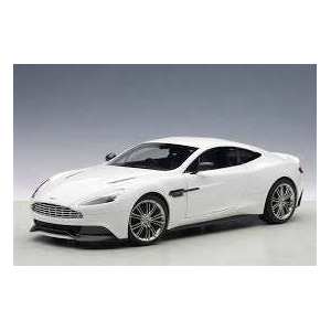 1/18 Aston Martin Vanquish 2015 (белый)