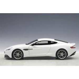 1/18 Aston Martin Vanquish 2015 (белый)