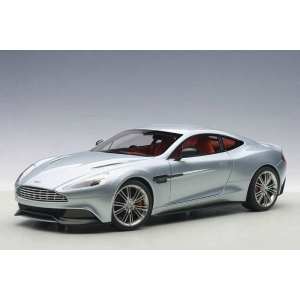 1/18 Aston Martin Vanquish 2015 серебристый