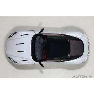 1/18 Aston Martin DB11 белый