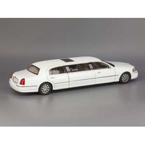 1/18 Lincoln Town Car Limousine 2003 белый