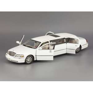 1/18 Lincoln Town Car Limousine 2003 белый