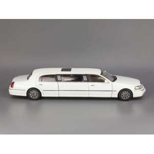 1/18 Lincoln Town Car Limousine 2003 белый
