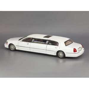 1/18 Lincoln Town Car Limousine 2003 белый