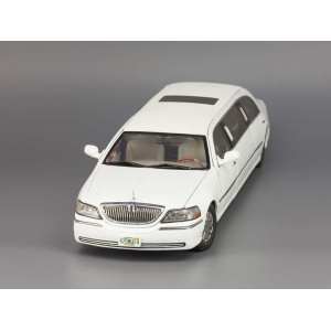 1/18 Lincoln Town Car Limousine 2003 белый