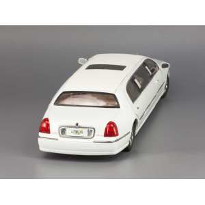 1/18 Lincoln Town Car Limousine 2003 белый