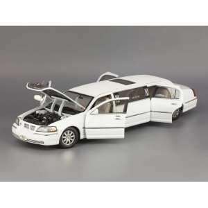 1/18 Lincoln Town Car Limousine 2003 белый