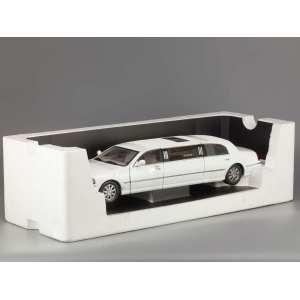 1/18 Lincoln Town Car Limousine 2003 белый