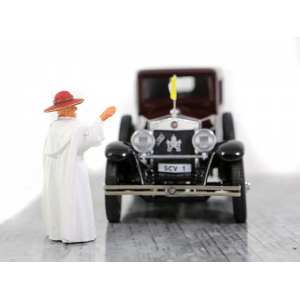 1/43 FIAT 525 - Papa Pio XI personal car donated by Senator Agnelli с фигуркой Папы Пия девятого