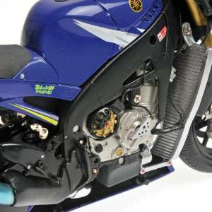 1/12 Набор мотоцикл и фигура Yamaha YZR-M1 - Valentino Rossi - MotoGP Donington 2005