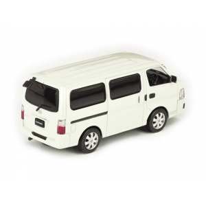 1/43 Nissan Caravan E25 белый бриллиант