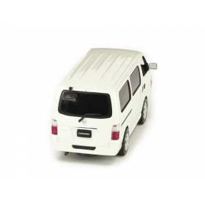 1/43 Nissan Caravan E25 белый бриллиант
