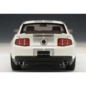 1/18 Ford SHELBY GT500 2010 (PERFORMANCE WHITE/SILVER STRIPES)