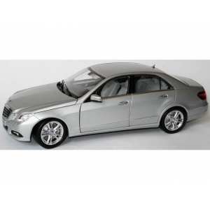 1/18 Mercedes-Benz E-Klasse (W212) Avantgarde iridiumsilbermet.