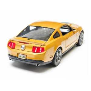 1/18 Ford Mustang GT 2010 золотой мет/черный капот