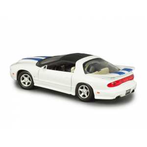 1/24 Pontiac Firebird 1999 белый с черной крышей