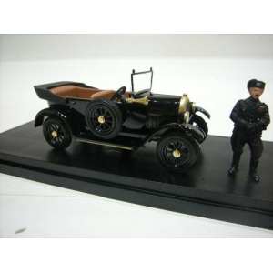 1/43 FIAT 201 - 1925 - Moschettiere del Duce черный с фигуркой Дуче