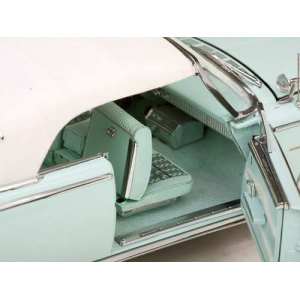 1/18 Plymouth Fury convertible 1960 голубой металлик с белым тентом