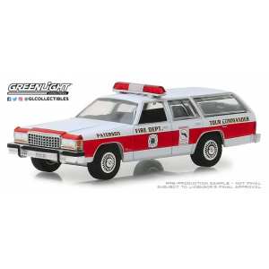 1/64 Ford LTD Crown Victoria Wagon Paterson, New Jersey Fire Department (пожарный) 1985