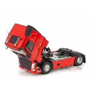 1/43 Volvo FH4 500 автовоз с прицепом красный (модели легковых а/м не входят в комплект)