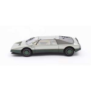 1/43 Aston Martin Bulldog Concept (открытые фары) 1979 серебристый с зеленым