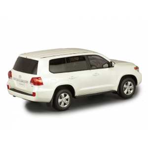 1/18 Toyota Land Cruiser 200 2012 белый