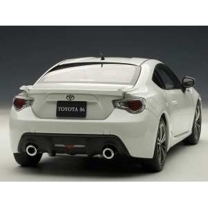 1/18 TOYOTA 86 LIMITED (ASIAN VERSION/RHD) (WHITE PEARL) 2012