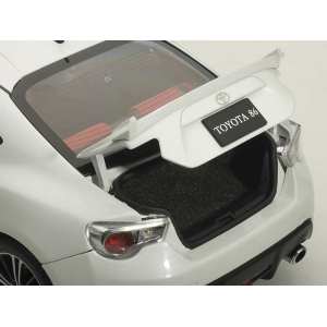 1/18 TOYOTA 86 LIMITED (ASIAN VERSION/RHD) (WHITE PEARL) 2012