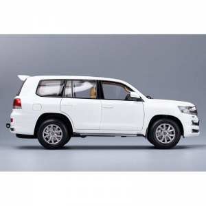 1/18 Toyota Land Cruiser 200 2020 белый