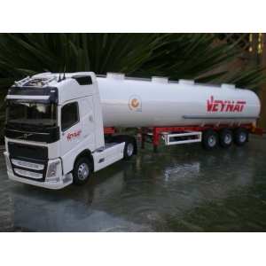 1/43 VOLVO FH4 Globetrotter с полуприцепом-цистерной VEYNAT 2014