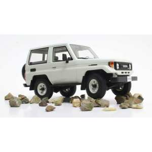 1/18 Toyota Land Cruiser BJ70 1984-1989 белый