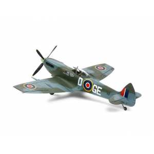 1/32 Supermarine Spitfire Mk.XVIe, с набором фототравления, 2 фигурами пилотов и подставкой