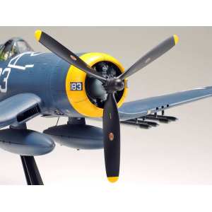 1/32 Vought F4U-1D Corsair с набором фототравления, и подставкой