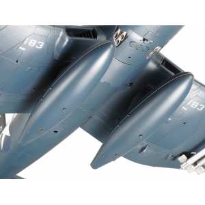 1/32 Vought F4U-1D Corsair с набором фототравления, и подставкой