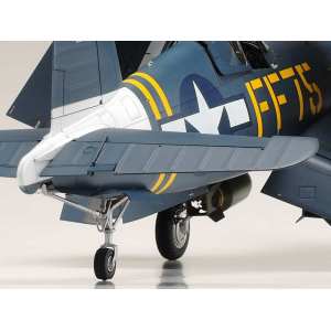 1/32 Vought F4U-1D Corsair с набором фототравления, и подставкой